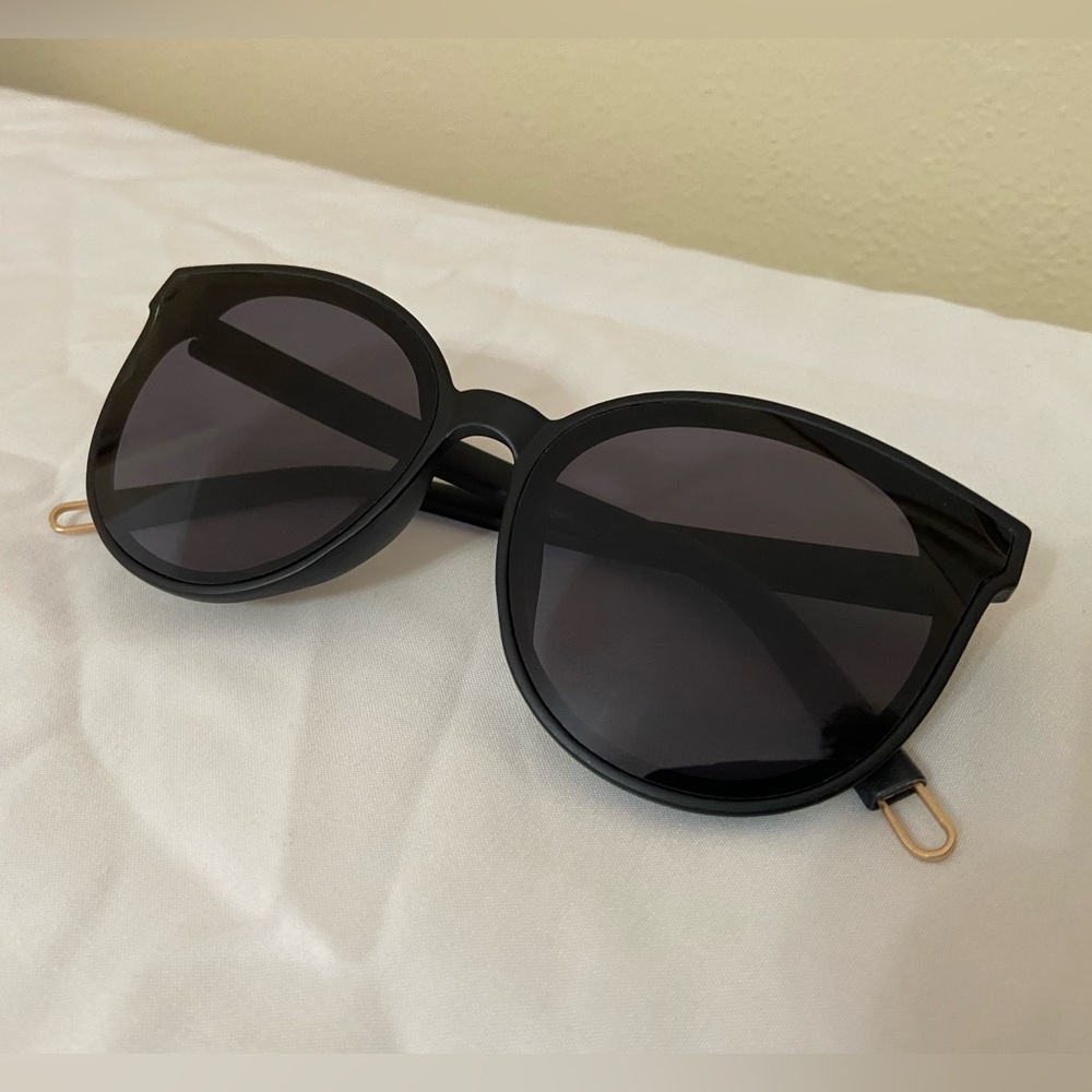 Women’s black frame black rim wayfarer sunglasses - OS